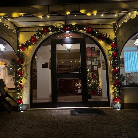 Hotel Ristorante La Grotta Кастильоне-делле-Стивьере Экстерьер фото