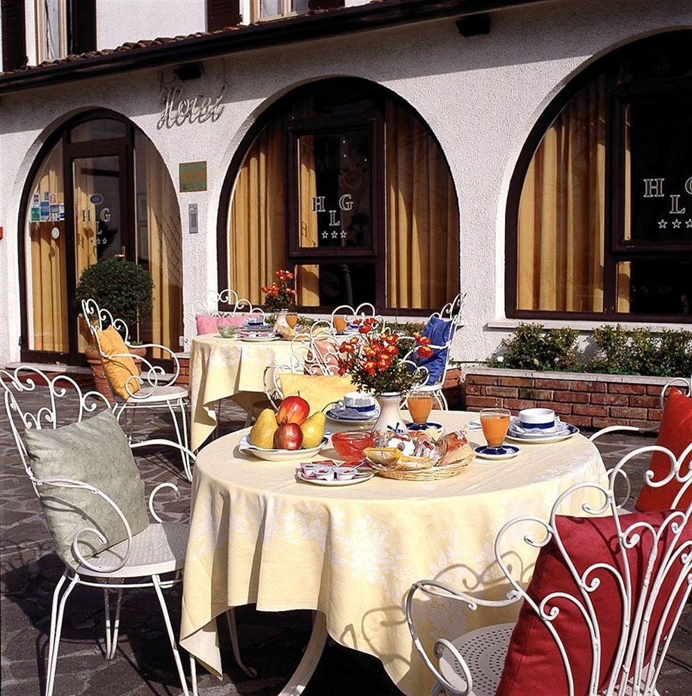 Hotel Ristorante La Grotta Кастильоне-делле-Стивьере Экстерьер фото
