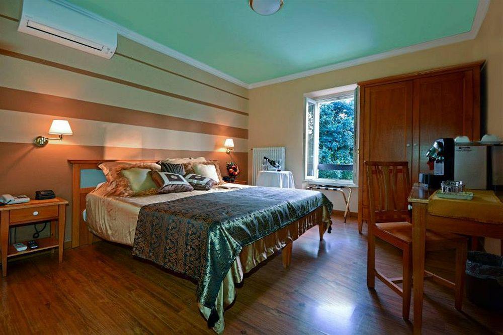 Hotel Ristorante La Grotta Кастильоне-делле-Стивьере Экстерьер фото