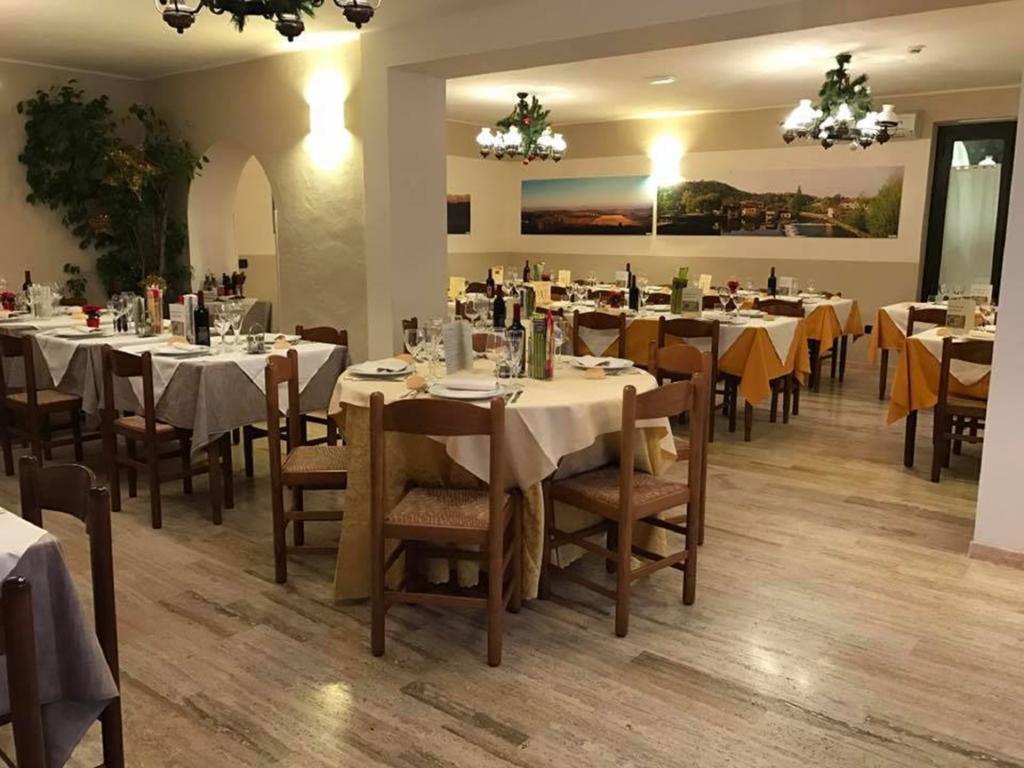 Hotel Ristorante La Grotta Кастильоне-делле-Стивьере Экстерьер фото