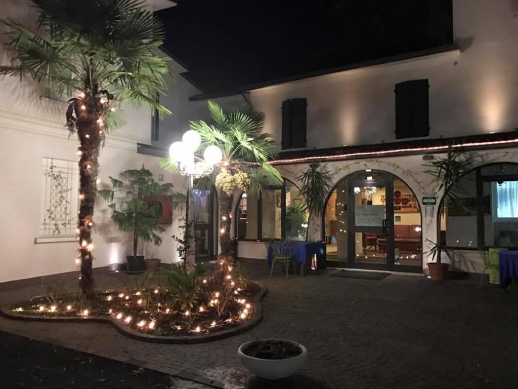 Hotel Ristorante La Grotta Кастильоне-делле-Стивьере Экстерьер фото