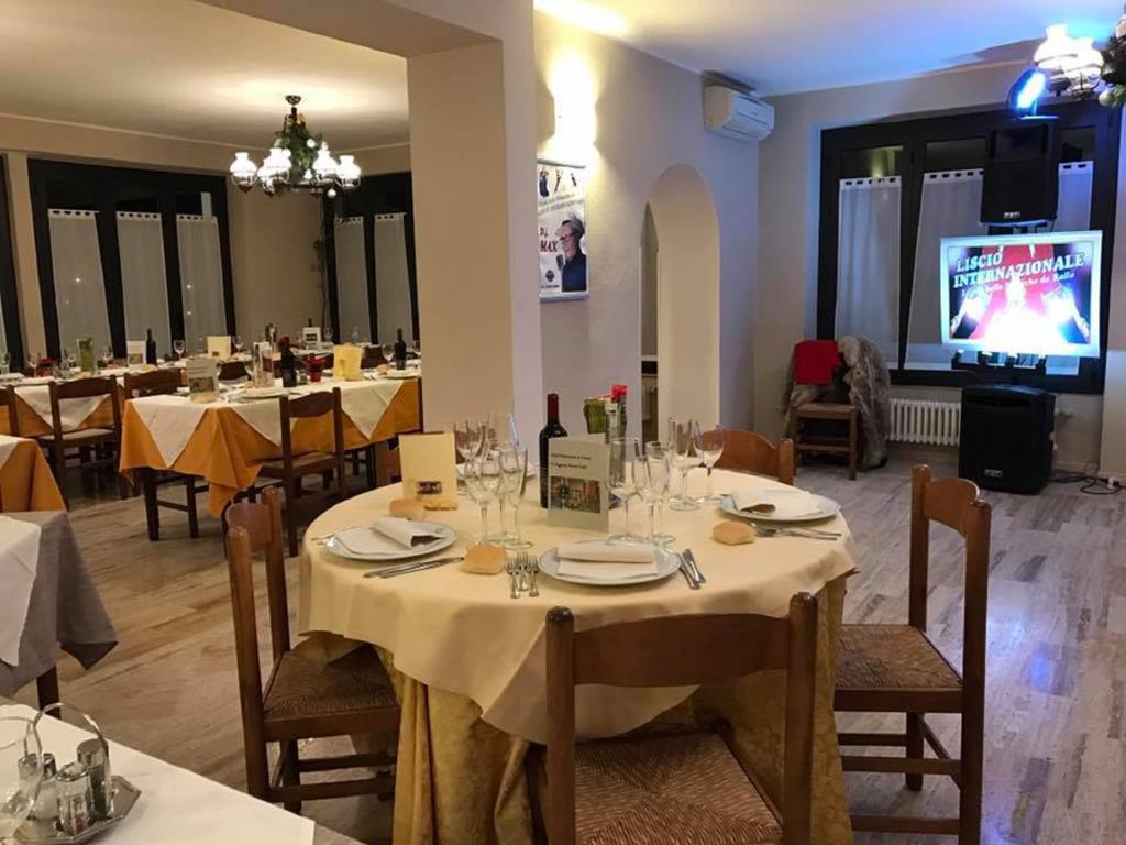 Hotel Ristorante La Grotta Кастильоне-делле-Стивьере Экстерьер фото