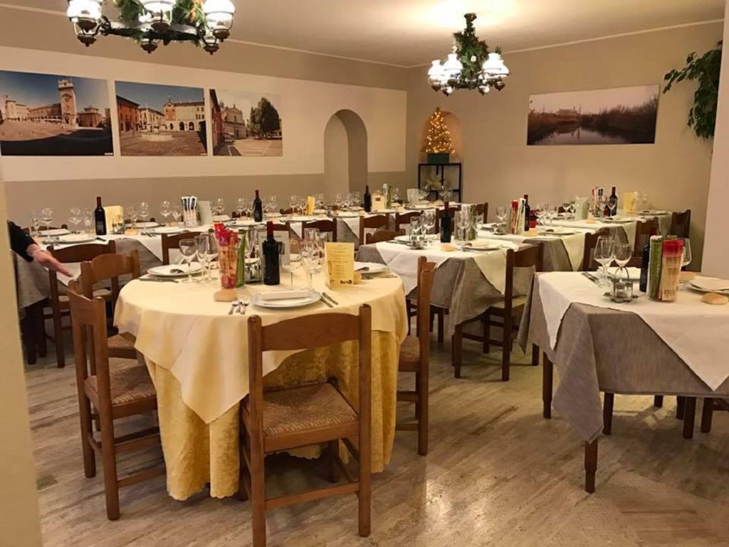 Hotel Ristorante La Grotta Кастильоне-делле-Стивьере Экстерьер фото