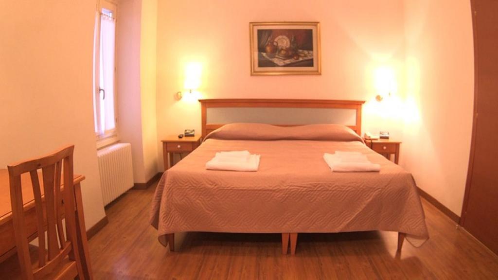 Hotel Ristorante La Grotta Кастильоне-делле-Стивьере Экстерьер фото