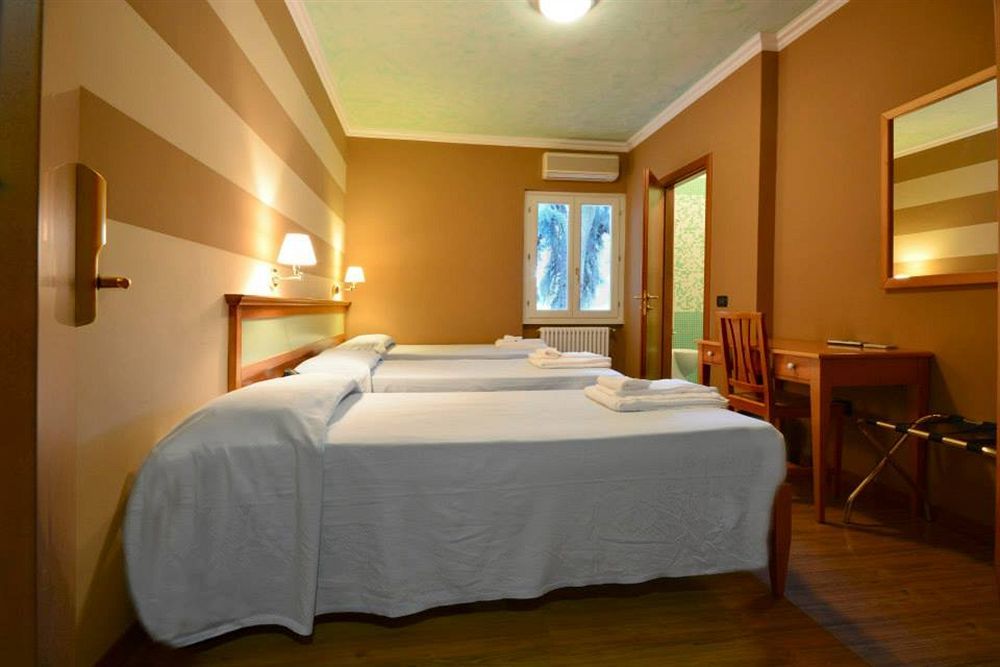Hotel Ristorante La Grotta Кастильоне-делле-Стивьере Экстерьер фото