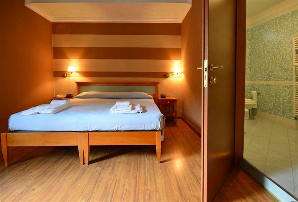 Hotel Ristorante La Grotta Кастильоне-делле-Стивьере Экстерьер фото