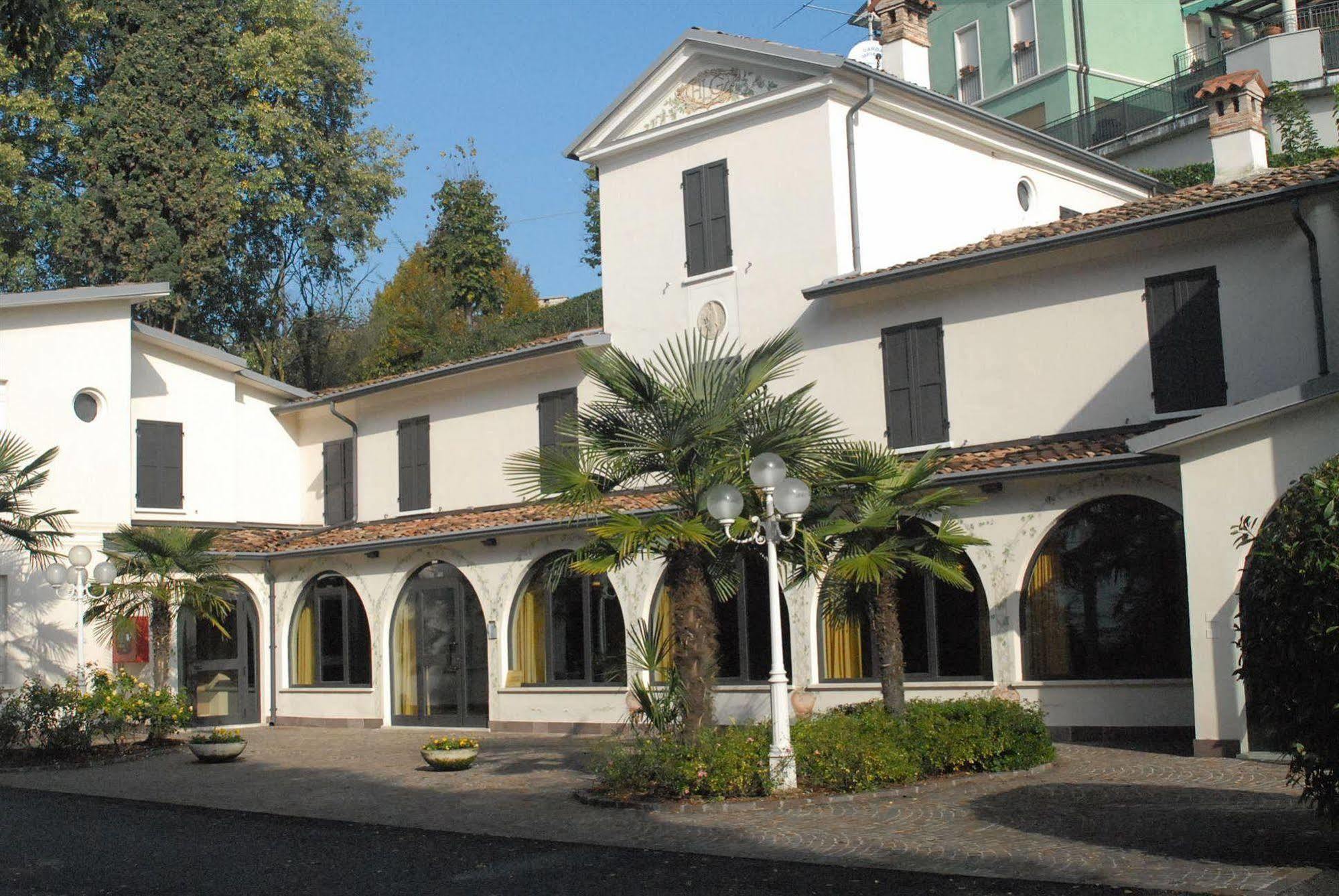 Hotel Ristorante La Grotta Кастильоне-делле-Стивьере Экстерьер фото