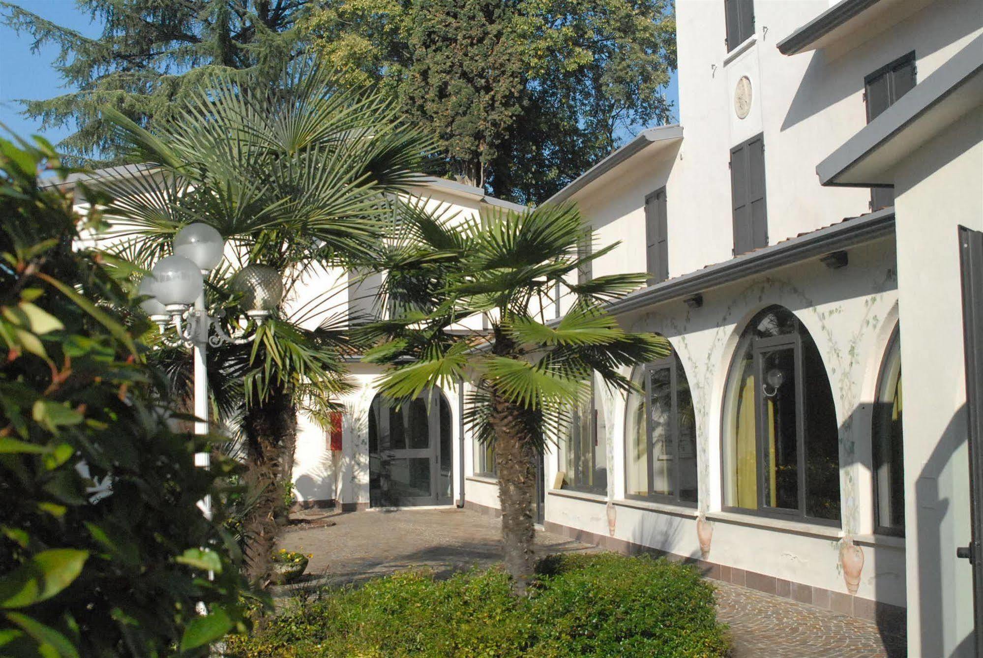 Hotel Ristorante La Grotta Кастильоне-делле-Стивьере Экстерьер фото